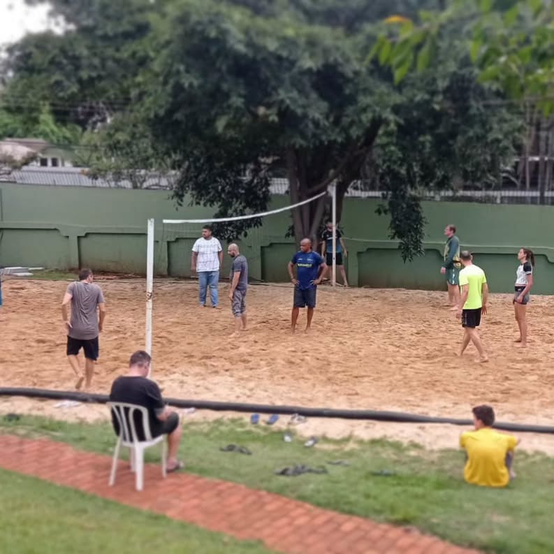 Quadra de areia da clínica em área cercada