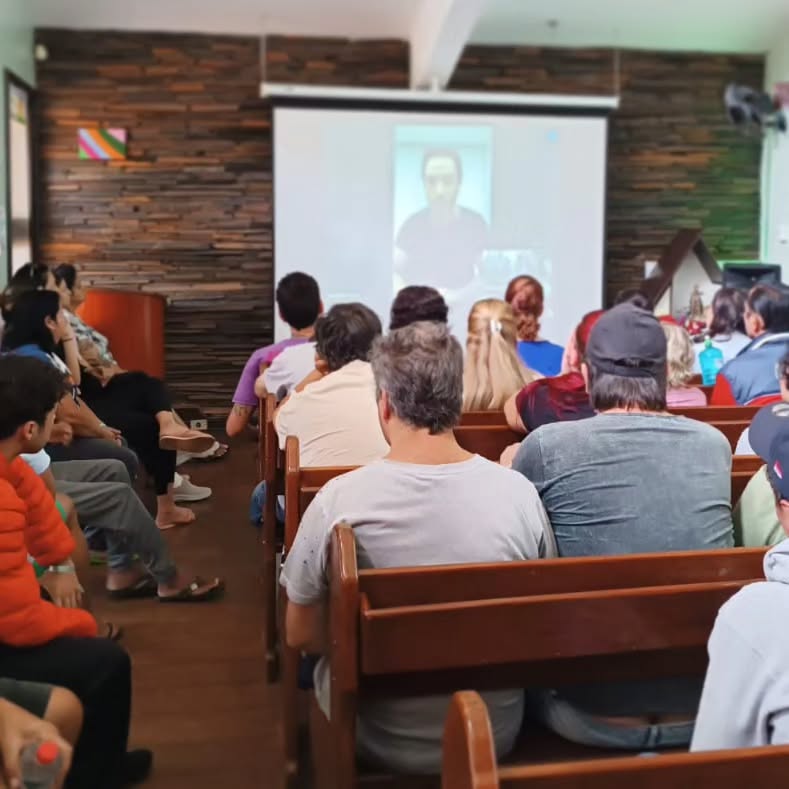 Sala estruturada para reuniões e atendimentos em grupo