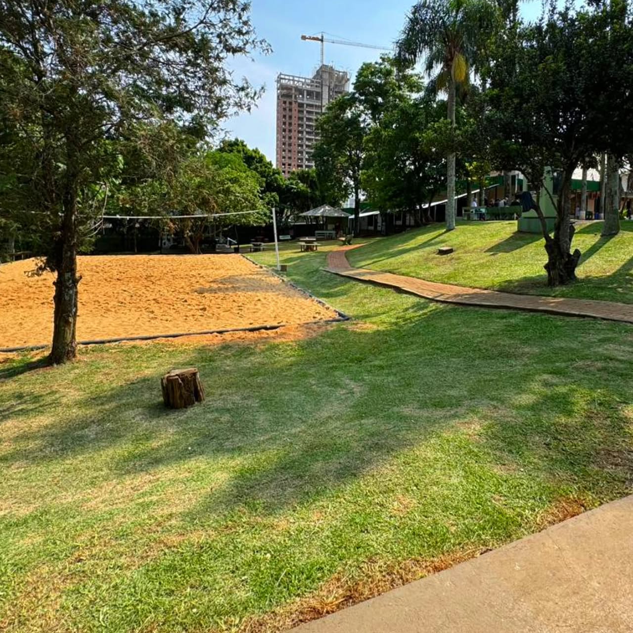 Área verde e quadra de areia da clínica