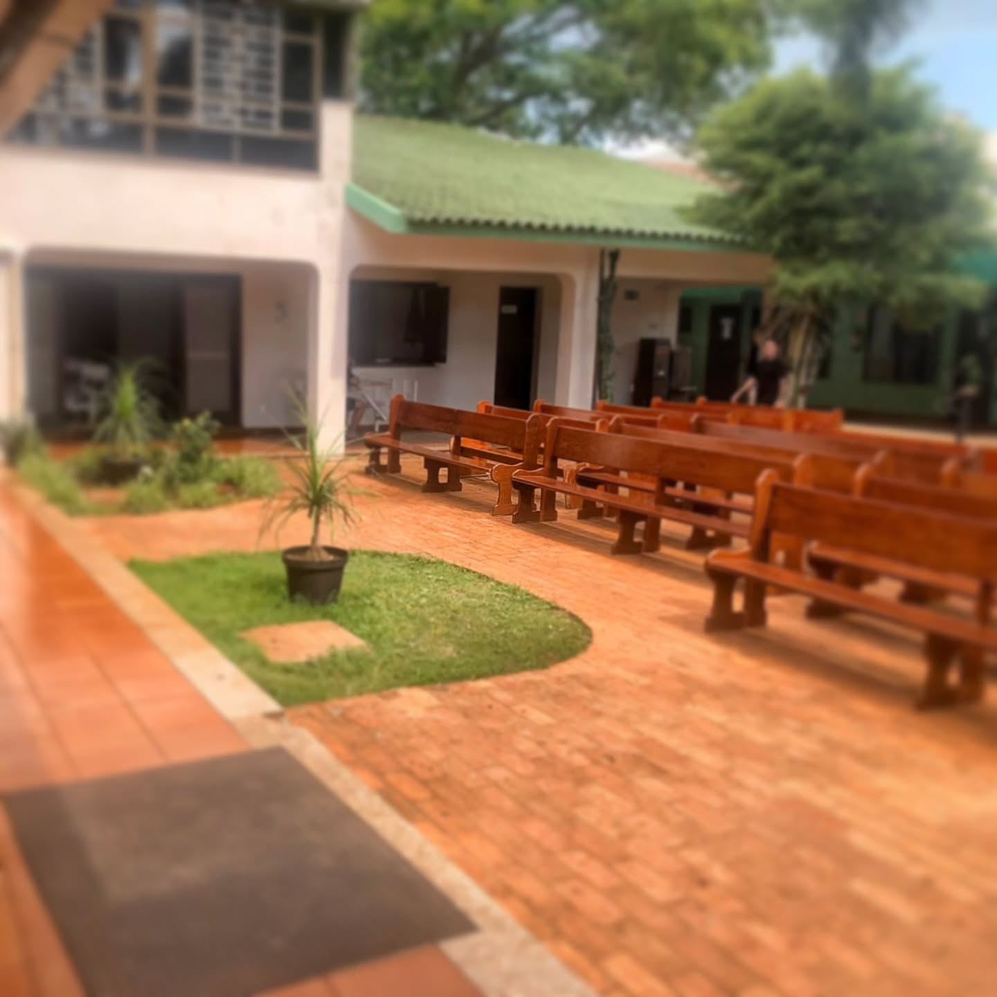 Área externa com bancos voltados para apresentações